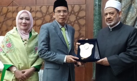 Tuan Guru Bajang (TGB) saat menerima penghargaan dari Grand Sheikh Al-Azhar.