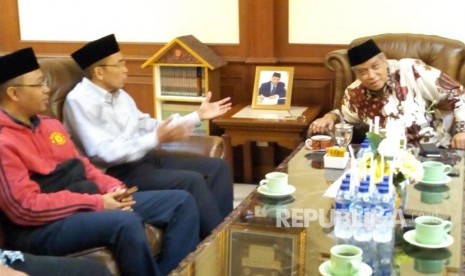 Tuan Guru Bajang (TGB) Zainul Majdi bersama Gubernur Pilgub NTB terpilih Zulkieflimansyah bersilaturahmi dengan Ketua Umum PBNU Pusat KH Said Aqil Siroj yang didampingi Sekjen PBNU KH Helmi Faisal dan Ketua PBNU KH Marshudi Suhud serta KH Robikin Emhas di Kantor PBNU Pusat, Jalan Kramat Raya, Senen, Jakarta Pusat, Selasa (10/7).