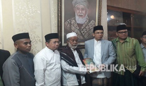 Tuan Guru Bajang (TGB) Zainul Majdi bersilaturahmi ke kediaman ulama kharismatik Banten, KH Abuya Murtadho Dimyati di Cidahu, Pandeglang, Banten, pada Kamis (3/5) malam (Ilustrasi).