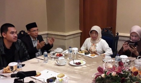 Tuan Guru Bajang (TGB) Zainul Majdi bertemu dengan Ibunda Preside Joko Widodo, Sudjiatmi Notomiharjo, di The Sunan Hotel Solo, Jumat (1/2). Dalam pertemuan tersebut, TGB meminta Sudjiatmi untuk terus mendoakan Presiden Jokowi.