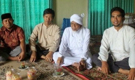  Tuan Guru Muhammad Turmuzi Badruddin berjubah putih