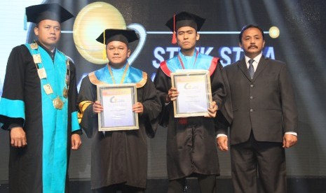 Tubagus Ikhsan (ketiga dari kiri) menerima penghargaan wisudawan terbaik STMIK Nusa Mandiri.