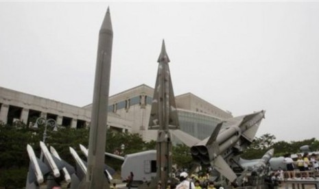 Tugu berbentuk Misil Korut 'Scud-B' (kiri) berdampingan dengan tugu misil Korsel di Museum Peringatan Perang Korea, di Seoul, Korsel (Foto: dok). 