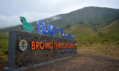 Tugu bukit teletubbies tampak di kawasan Gunung Bromo, Probolinggo, Jawa Timur. Kebakaran di Bromo. Kebakaran lahan di Blok Savana Lembah Watangan atau Bukit Teletubbies di wilayah Bromo.