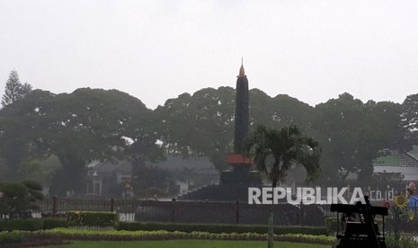 Tugu Kota Malang yang berada tepat di depan Balaikota  dan DPRD Kota Malang. 