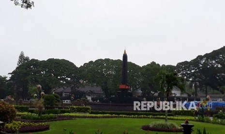 Tugu Kota Malang yang berada tepat di depan Balaikota  dan DPRD Kota Malang. 