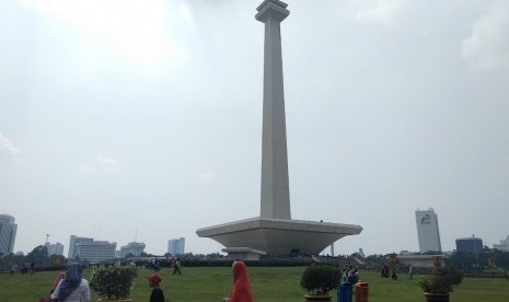 Tugu Monumen Nasional (Monas) yang mulai diramaikan pengunjung pada H+1 Lebaran Idul Fitri 1439 H, Sabtu (16/6). 