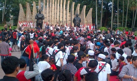 Sejumlah massa berkumpul di Tugu Proklamasi, Jakarta Pusat, Rabu (9/7).