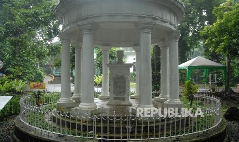 Tugu Raffles di Kebun Raya Bogor.