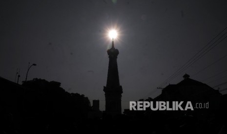 Tugu Yogyakarta nampak berbentuk siluet saat terjadinya gerhana matahari Rabu (9/3). Yogyakarta merupakan salah satu kota yang terkena gerhana matahari sebesar 84 persen.