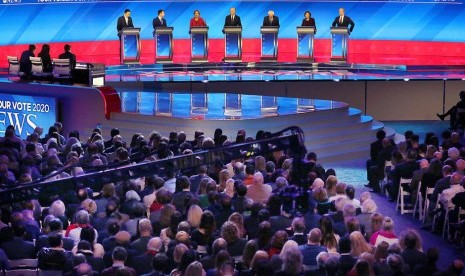 Tujuh kandidat capres Partai Demokrat (kiri-kanan) Andrew Yang, Pete Buttigieg, Elizabeth Warren, Joe Biden, Bernie Sanders, Amy Klobuchar and Tom Steyer dalam debat di New Hampshire, AS, 7 Februari 2020. Dalam debat di New Hampshire, kandidat lain serang Pete Buttigieg dan Bernie Sanders.