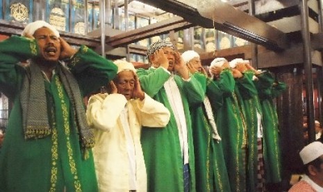 Tujuh orang muadzin mengumandangkan adzan pertama pada salat Jumat di Masjid Agung Kasepuhan (Sang Cipta Rasa) Cirebon Jawa Barat , Jumat (3/10). Adzan yang dikumandangkan oleh tujuh orang muadzin tersebut telah menjadi tradisi di Masjid Agung Kasepuhan (S