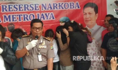 Tujuh orang, salah satunya artis Pretty Asmara diciduk polisi karena kedapatan membawa narkoba. Selasa (18/7).