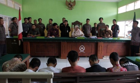 Tujuh orang terdakwa anak kasus pemerkosaan YY mengikuti sidang vonis di pengadilan negeri curup, Rejang Lebong, Bengkulu, Selasa (10/5).