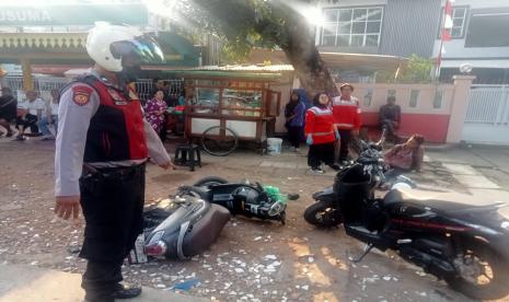 Tujuh pengendara motor yang diduga sedang melawan arus jalan tertabrak truk pengangkut bata hebel di Jalan Raya Lenteng Agung arah Depok, Lenteng Agung, Jakarta Selatan, Selasa (22/8/2023).