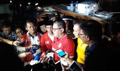 Tujuh Sekjen Partai Politik koalisi kubu Joko Widodo berkumpul di Gedung Joang 45, Menteng,  Jakarta Pusat,  Sabtu (4/8) malam.  Dua Sekjen dari Partai PKB dan Hanura tidak hadir karena alasan tugas penggalangan dukungan kepada Jokowi di luar kota