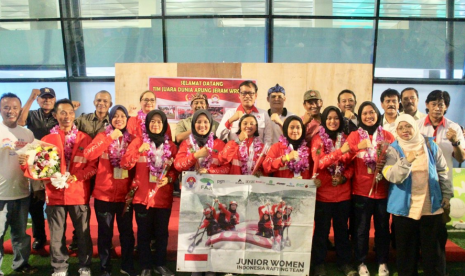 Tujuh srikandi arung jeram yang meraih juara dunia, pulang ke Tanah Air.