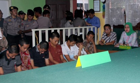 Tujuh terdakwa anak berada didalam ruang sidang anak saat sidang vonis kasus pemerkosaan YY di Pengadilan Negeri Curup, Rejang Lebong, Bengkulu, Selasa (10/5).