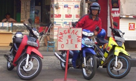 Tukang ojek saat ngetem di pangkalannya (ilustrasi).