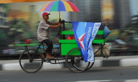 Tukang sayur bawa bendera Partai Demokrat. Partai Demokrat sebut seharusnya UU Cipta Kerja diperbaiki bukannya diterabas dengan Perppu.