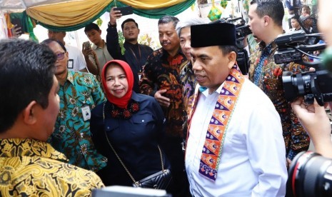 Tukar Uang: Deputi Gubernur BI Rosmaya dalam kegiatan peninjauan layanan penukaran uang bersama Sekda PemProv DKI Jakarta di salah satu titik penukaran di Lapangan IRTI Monas, Jakarta, Jumat (17/5).