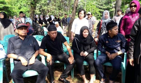 Tukul Arwana bersama anak-anaknya serta sahabatnya Tarzan, saat pemakaman Susiana, istri Tukul, Rabu (24/8)