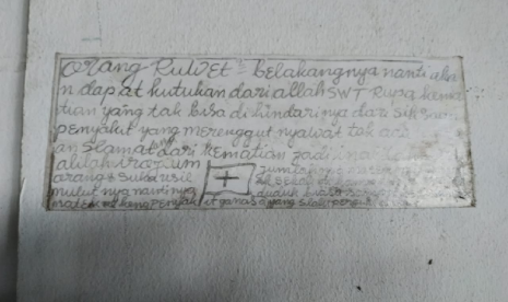 Tulisan yang ditemukan di dekat korban Mutilasi di Pasar Besar, Malang.