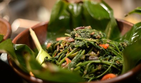 Tumis kangkung.