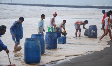 Tumpahan Minyak di Pantai Cilacap