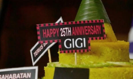 Tumpeng perayaan 25 tahun GIGI berkarya di musik Indonesia.