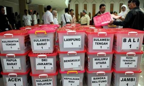 Tumpukan berkas persyaratan verifikasi partai politik saat melakukan proses pendaftaran peserta pemilu di Komisi Pemilihan Umum (KPU), Jakarta, Senin (3/9).