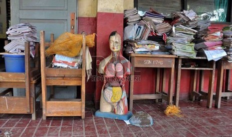  Tumpukan buku-buku pelajaran yang basah akibat banjir di SDN 07 Petamburan,Jakarta Barat,Senin (21/1).  (Republika/Rakhmawaty La'lang)