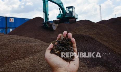 Tumpukan cangkang kelapa sawit yang akan diekspor di Pelabuhan Perawang PT Pelindo 1, Kabupaten Siak, Provinsi Riau, Jumat (7/8/2020). Cangkang sawit yang dahulu dianggap limbah pengolahan kelapa sawit, kini menjadi salah satu komoditi andalan Riau dari sektor nonmigas dan diekspor ke Jepang dan Taiwan. 