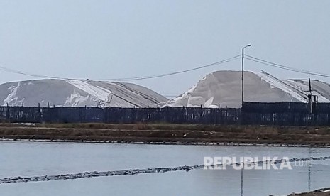 Tumpukan garam impor tampak menggunung di sebuah gudang yang terletak di dekat exit tol  Kanci, Kabupaten Cirebon. Foto diambil pada 30 Juli 2017..