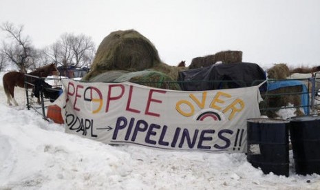 Tumpukan jerami ditumpuk di kamp protes di sepanjang rute pembangunan pipa minyak Dakota Access dekat Cannon Ball, North Dakota, 24 Januari 2017. Trump menandatangani dua perintah eksekutif soal proyek pipa kontroversial di Keystone XL dan Dakota Access.