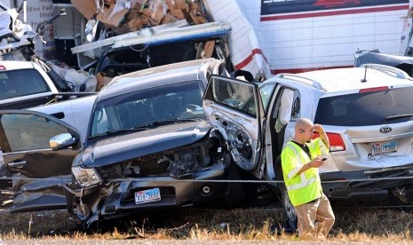 Tumpukan kendaraan akibat kecelakaan tabrakan beruntun di jalan raya Interstate 10 di Texas,Kamis (22/11). (AP/ The Enterprise Beaumont, Guiseppe Barranco)