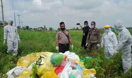 Tumpukan sampah berisi pakaian alat pelindung diri (APD) ditemukan di sisi jalan Desa Tenjo, Kecamatan Tenjo, Kabupaten Bogor, Selasa (2/2). 