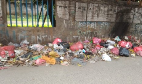 Tumpukan sampah berjajar di jalan Yapink Putra Setiamekar, Tambun Selatan, Kabupaten Bekasi.