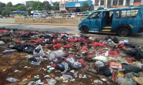 Tumpukan sampah berserakan di Jalan Raya Jonggol,  Cileungsi,  Kabupaten Bogor. Sampah ini berasal dari sampah rumah tangga milik warga. 