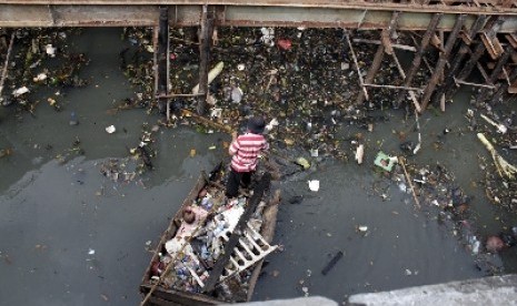 Tumpukan sampah di aliran Kali Grogol