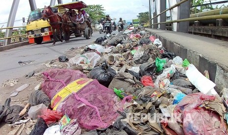 Tumpukan sampah di atas jembatan Sungai Citarum, di Jalan Raya Dayeuhkolot, Kabuapeten Bandung, Senin (9/1)