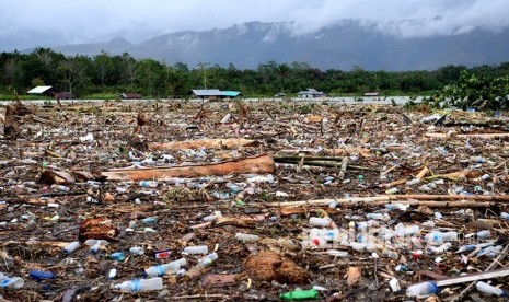 Tumpukan sampah di Danau Sentani, Sentani, Jaya Pura, Papua, Rabu (20/3/2019). 