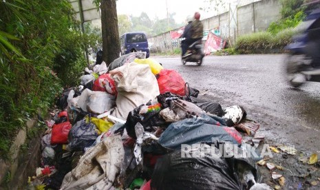 Tumpukan sampah di Jalan Kolonel Masturi, Kecamatan Lembang, Kabupaten Bandung Barat, Rabu (20/2). 