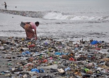 Tumpukan sampah di pantai/Ilustrasi