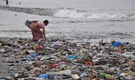 Tumpukan sampah di pantai/Ilustrasi