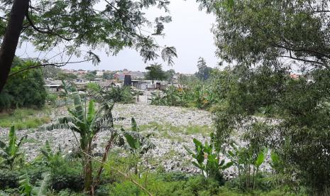 Tumpukan sampah di pinggir tol JORR, Bintara Jaya, Bekasi Barat arah Tanjung Priok, Sabtu (23/1). 