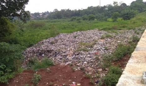 Tumpukan sampah disekitar lokasi pelebaran Jalan Raya Inspeksi Kalimalang,  Kabupaten Bekasi,  Rabu (10/4).