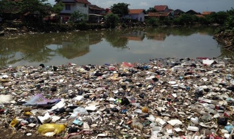 Tumpukan sampah menggenang di aliran Sungai Cikapundung di Cijagra, Kabupaten Bandung, Kamis (24/3).