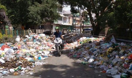 Tumpukan sampah menggunung di persimpangan Jalan Emas dan Jalan Sabaruddin Medan Area, Medan karena mobil pengangkut sampah sudah empag hari rusak, Selasa (10/10)