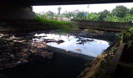 Tumpukan sampah menumpuk di aliran sungai yang berada di area kolong tol Lingkar luar, Kranggan, Kota Bekasi. Sampah-sampah ini berasal dari warga yang membuang sampah ke aliran sungai tersebut. 